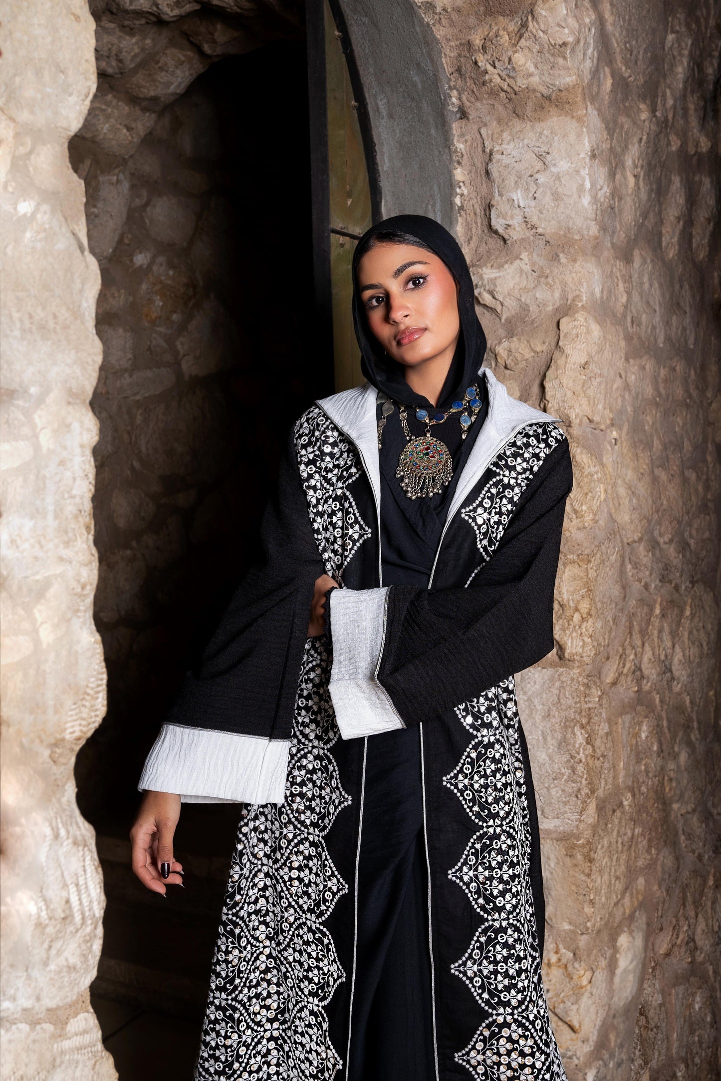 W/B Indian Embroidery Kaftan