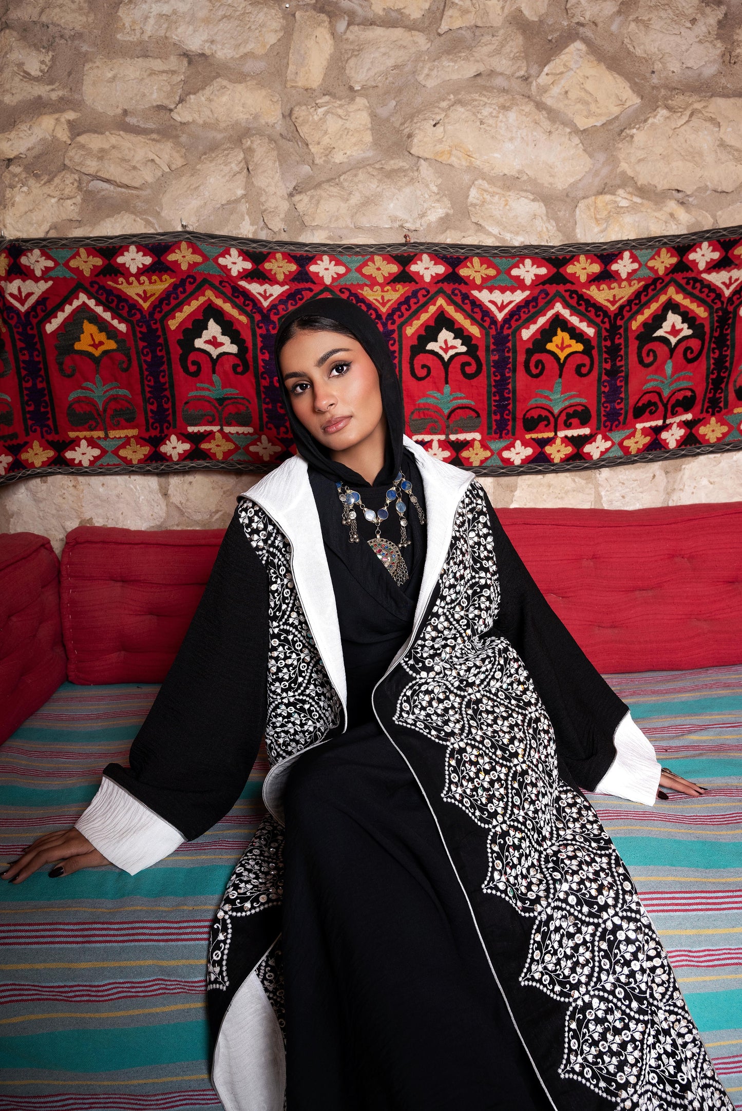 W/B Indian Embroidery Kaftan